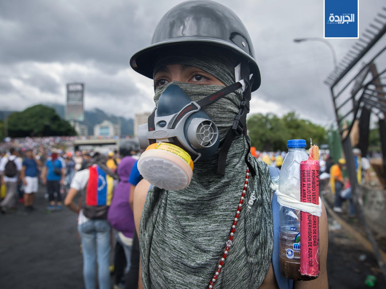 متظاهر يرتدي قناعاً يحميه من القنابل الغازية أثناء مظاهرة في كراكاس، فنزويلا