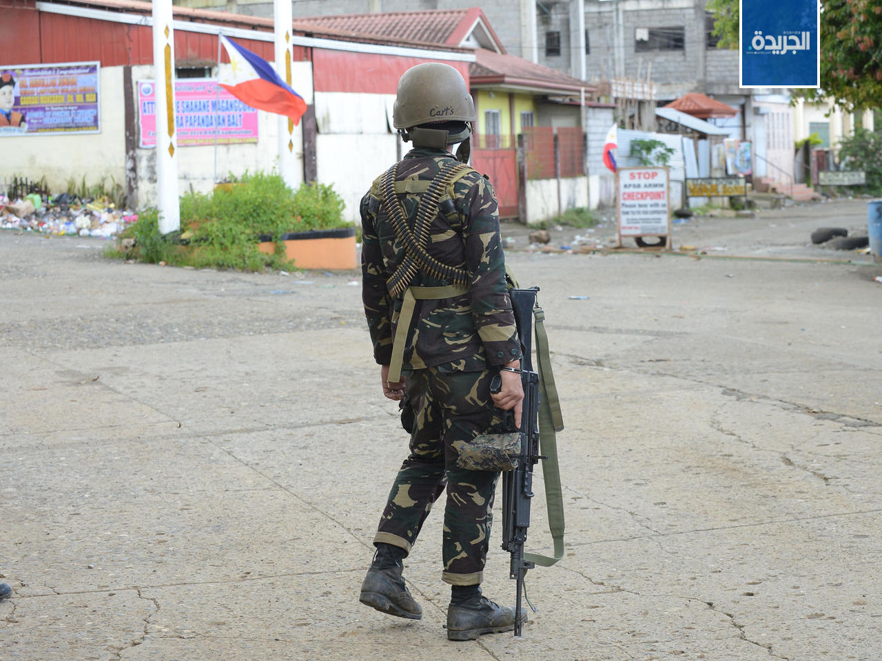 أحد أفراد الجيش الفلبيني يقف على شارع مهجور بالقرب من الخط الأمامي للقتال في ماراوي