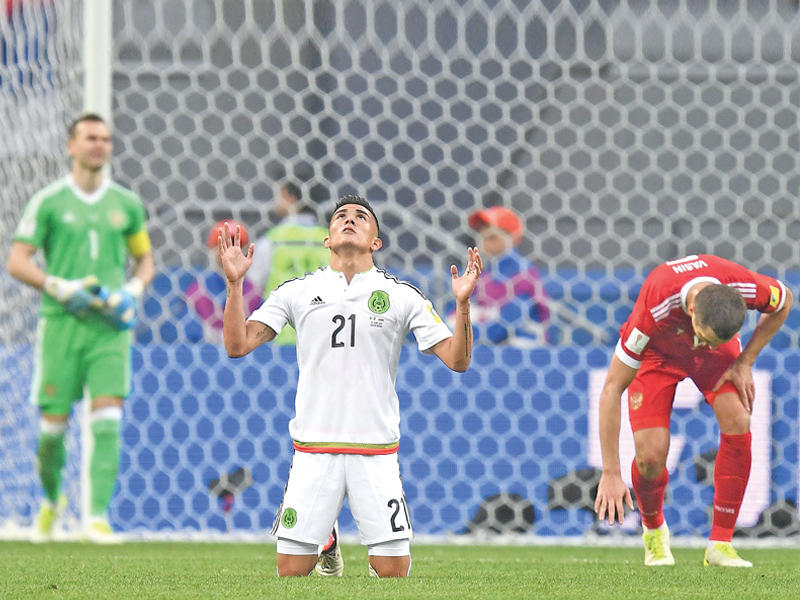 لاعب المكسيك فرحاً بعد فوز منتخبه