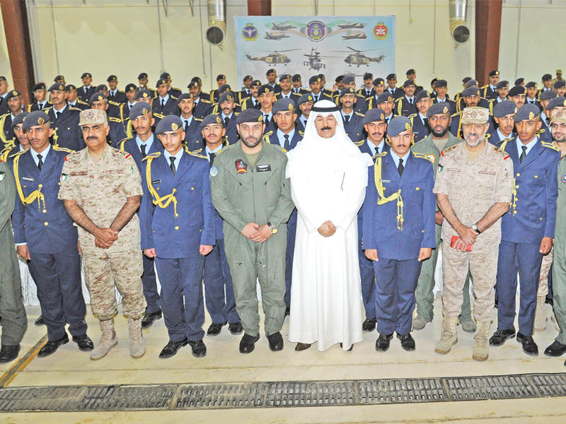 محمد الخالد خلال زيارته قاعدة علي السالم الصباح        (تصوير نوفل إبراهيم)