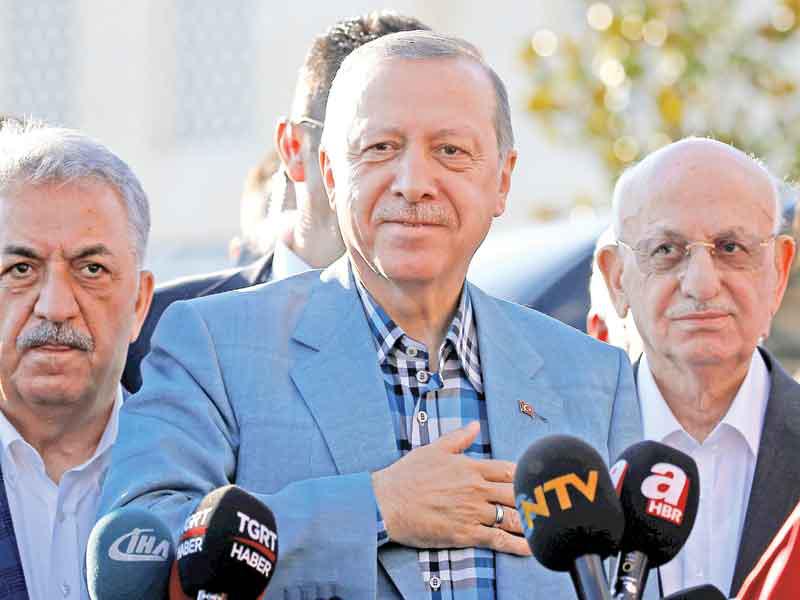 إردوغان يطمئن على صحته خارج مسجد إسطنبول أمس  (رويترز)