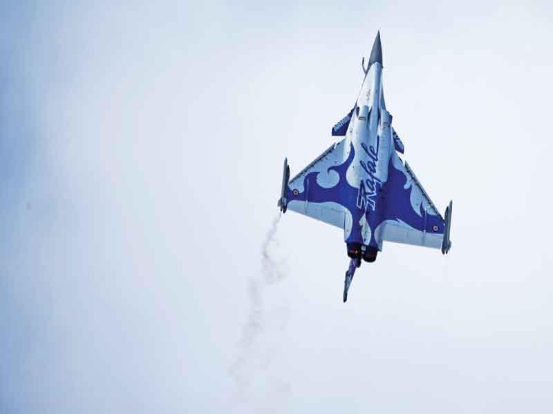 مقاتلة رافال داسو خلال عرض في الدورة الـ 52 لمعرض باريس الجوي في مطار لو بورجيه (رويترز)