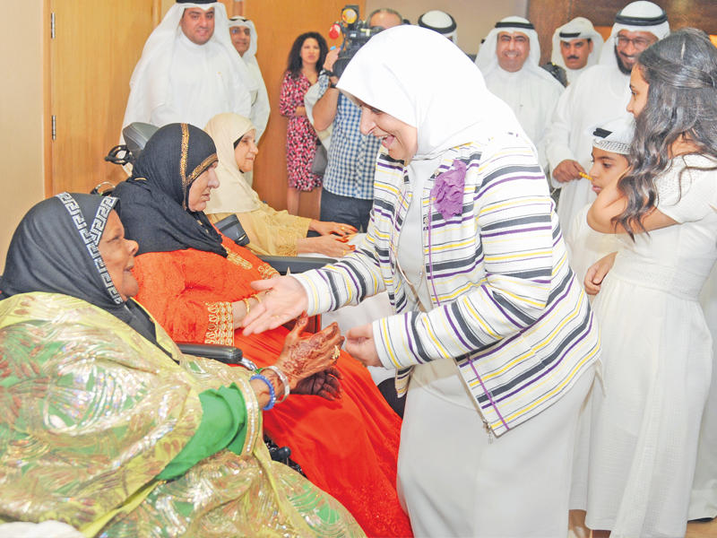  الصبيح في حديث باسم مع إحدى نزيلات مركز فرح التخصصي لكبار السن   (تصوير عبدالله الخلف)