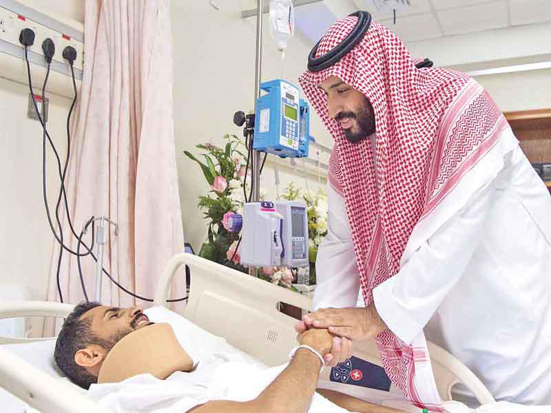 بن سلمان يعايد عسكرياً في مستشفى قوى الأمن بمكة المكرمة (أ ف ب)