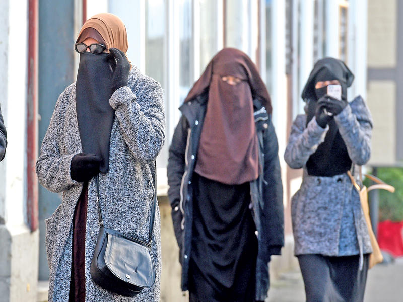 بنات مسلمات في اوروبا ملتزمات بالنقاب
