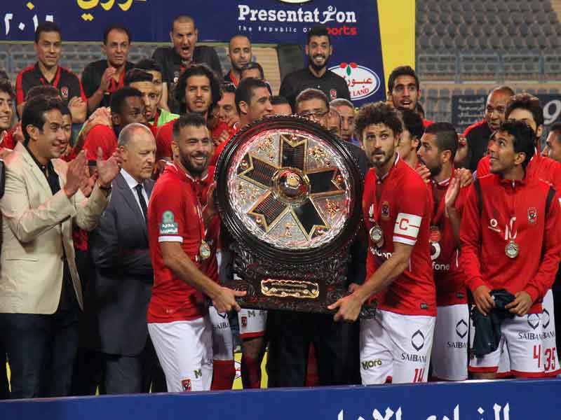 حسام غالي ومتعب أثناء استلام درع الدوري