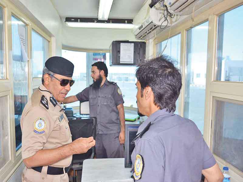 الحداد متفقدا أحد المنافذ