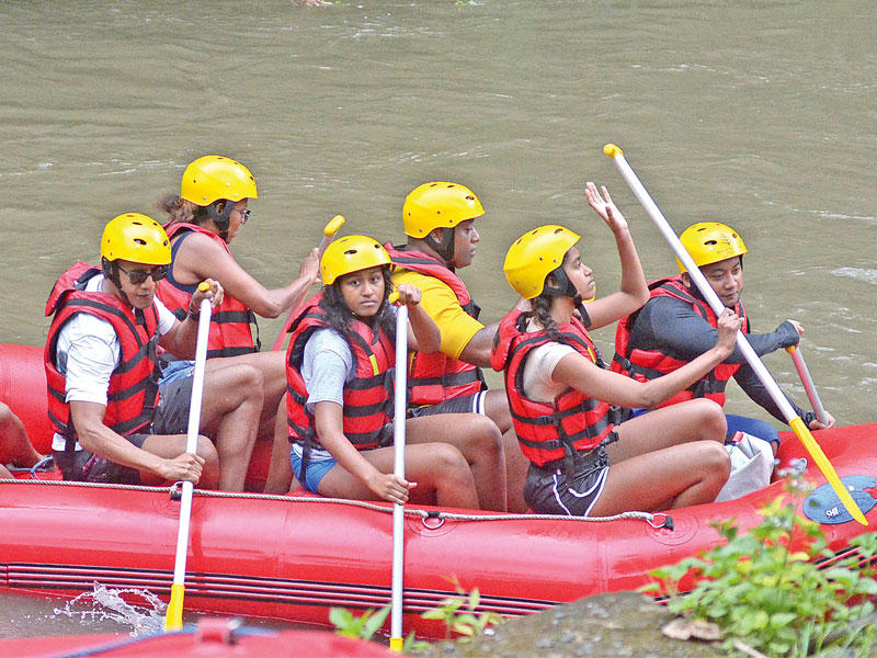 أوباما وعائلته  في رحلة عائلية بنهر أيونغ بأندونيسيا أمس (رويترز)