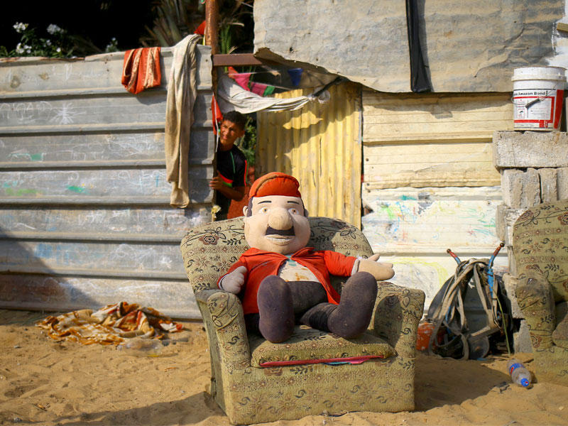 فتى فلسطيني يخرج من منزله في غزة أمس (أ ف ب)