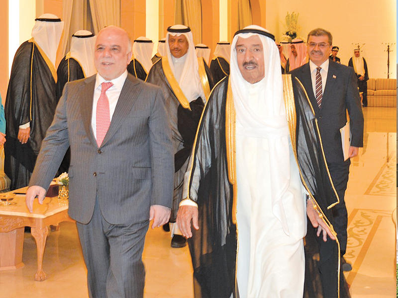 الأمير مستقبلاً العبادي خلال زيارته الاخيرة للكويت