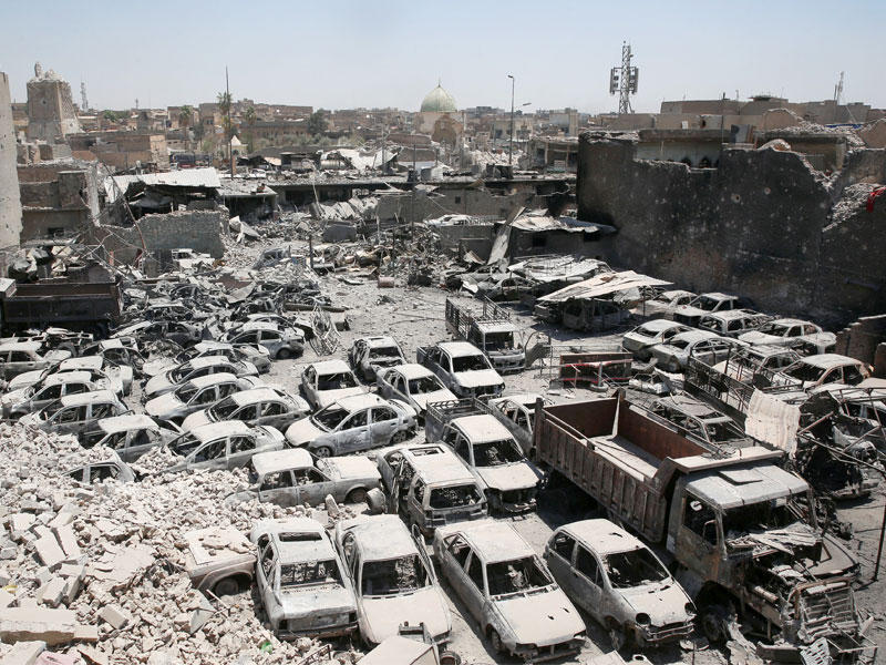 عدد كبير من سيارات المدنيين مدمرة في المدينة القديمة بالموصل نتيجة للمعارك الشرسة أمسt(رويترز)