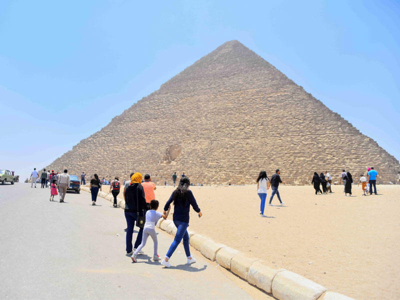 احتفالات المصريين في عيد الفطر خلال زياراتهم لمواقع سياحية وآثارية في القاهرة أمس