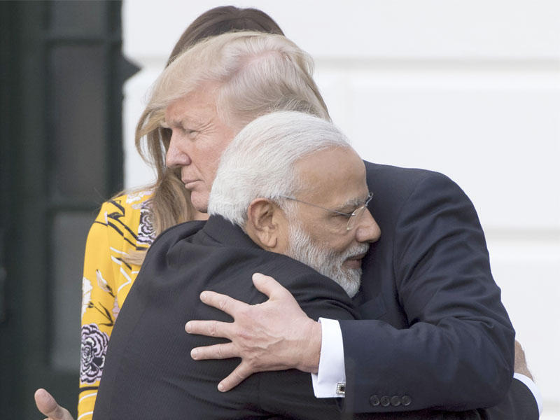 ترامب مستقبلاً رئيس حكومة الهند ناريندا مودي في البيت الأبيض أمس الأولtttt (أ ف ب)