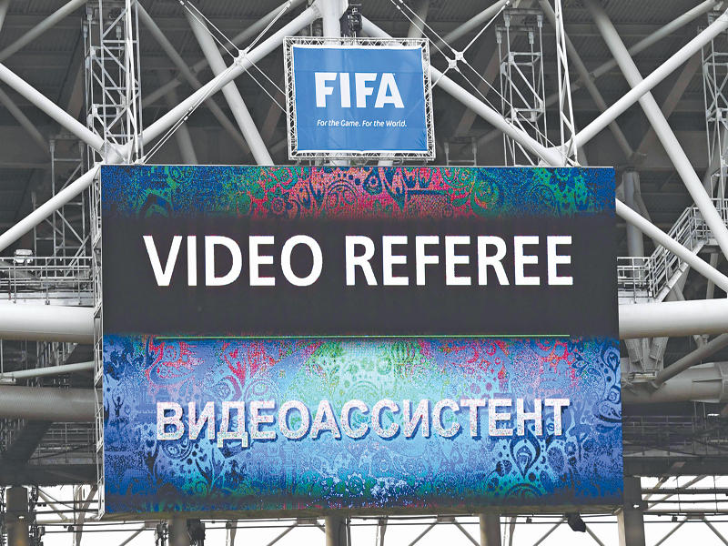 الشاشة توضح الاستعانة بحكم الفيديو خلال إحدى مباريات البطولة