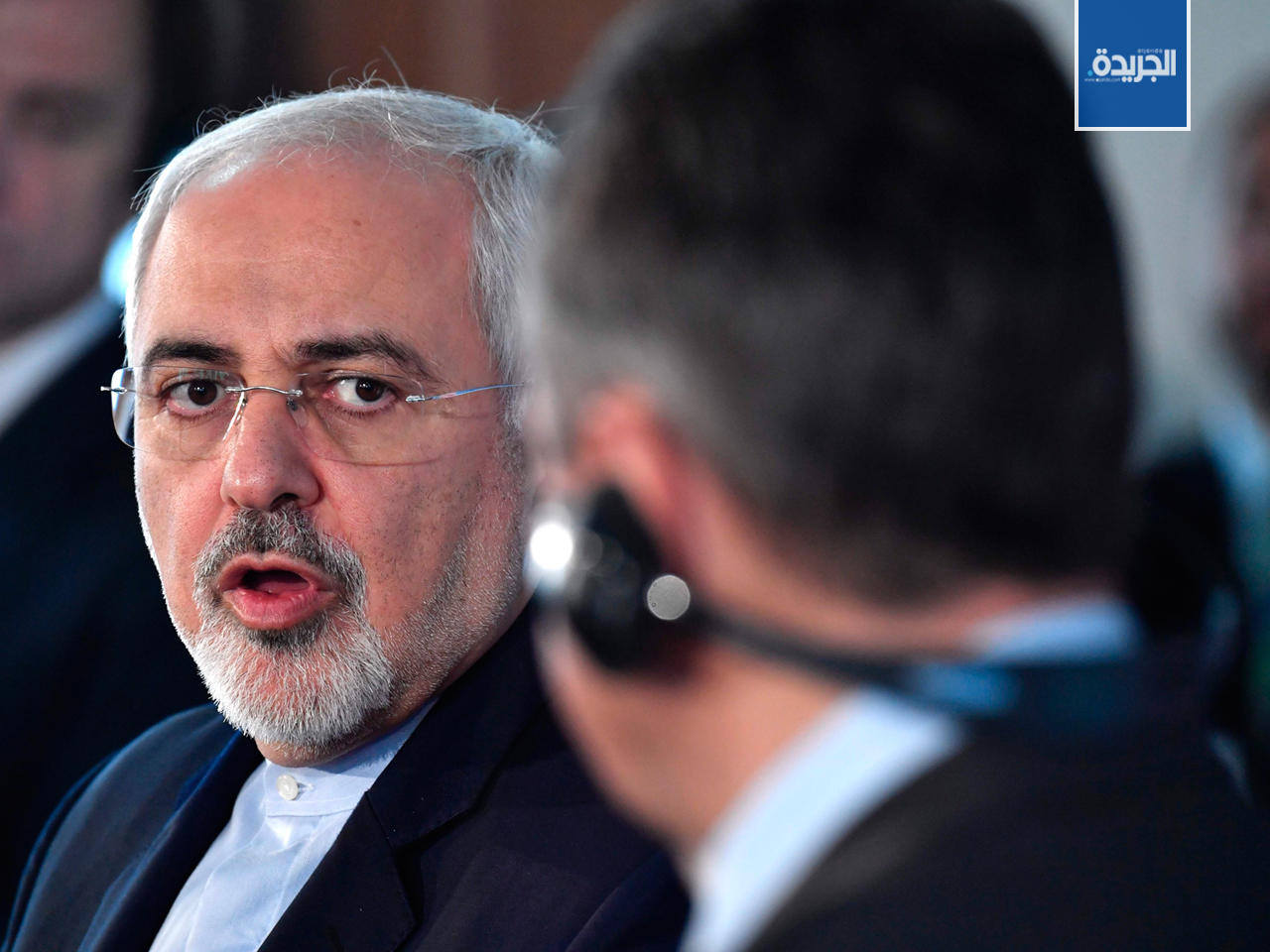 نائب المستشار الالمانى ووزير الخارجية سيجمار جابرييل ينصت إلى نظيره الإيرانى محمد جواد ظريف خلال مؤتمر صحفى عقد فى وزارة الخارجية ببرلين - ا ف ب