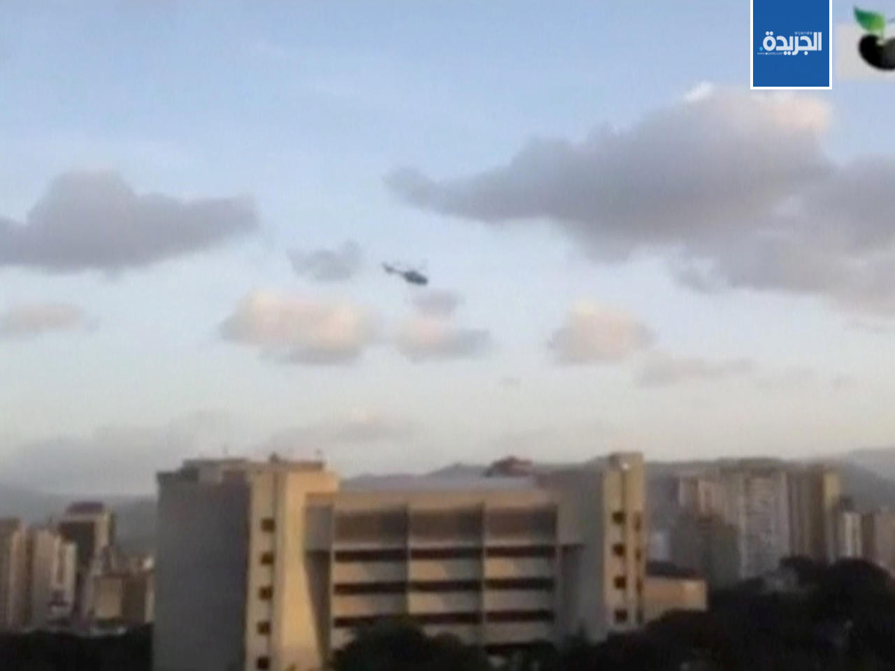 هليكوبتر تابعة للشرطة تحلق فوق مبنى المحكمة العليا في فنزويلا في كراكاس