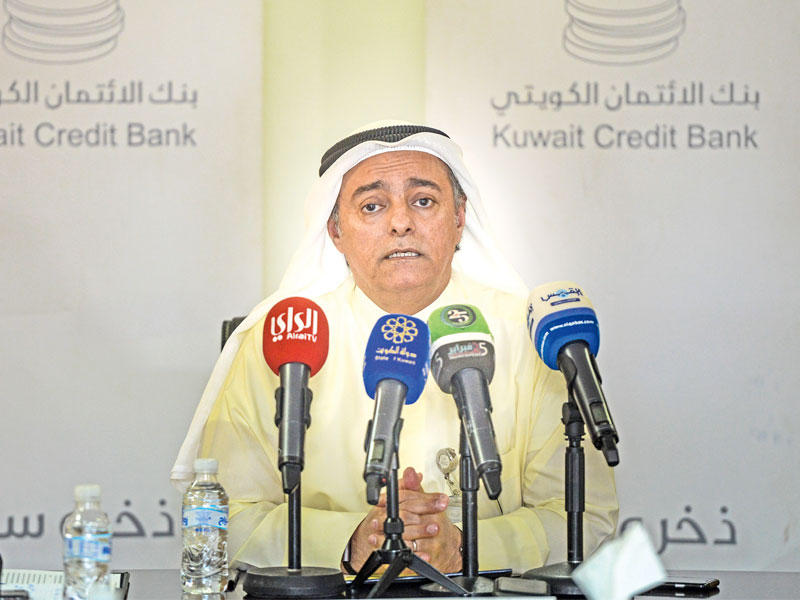 المضف متحدثاً في المؤتمر الصحافي اليوم 