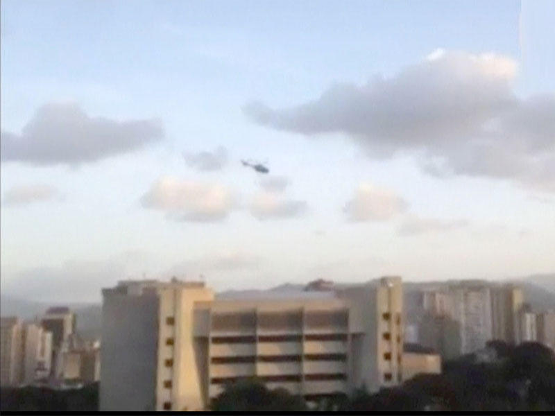 هليكوبتر تابعة للشرطة تحلق فوق مبنى المحكمة العليا في فنزويلا هذه الصورة مأخوذة من شريط فيديو