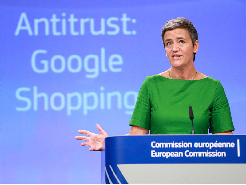المفوض الأوروبي للمنافسة مارغريث فيستاجر يتحدث خلال مؤتمر صحفي حول قضية مكافحة الاحتكار ضد غوغل