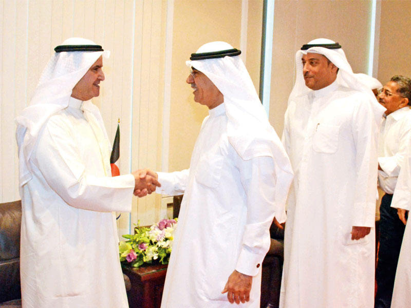 المرزوق مستقبلا المهنئين بالفطر