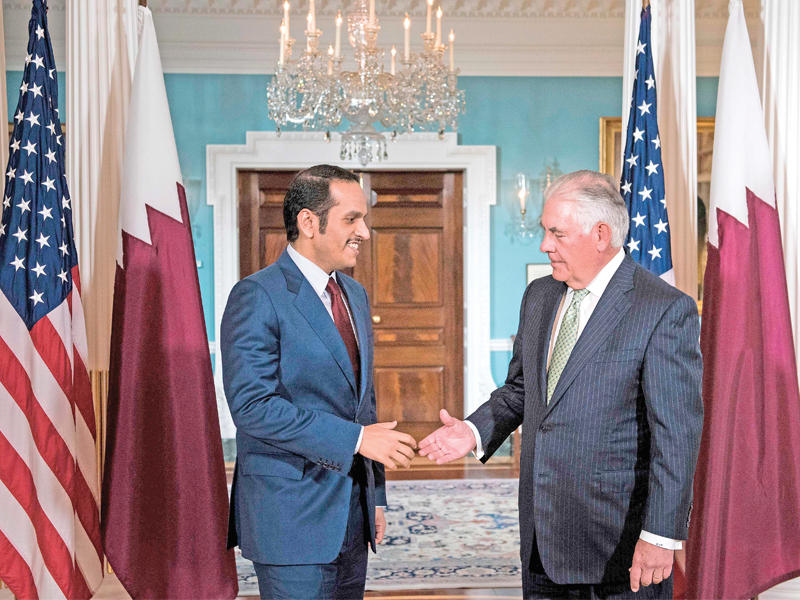 تيلرسون مستقبلا نظيره القطري في مقر «الخارجية» الأميركية بواشنطن أمس الأول (أ ف ب)