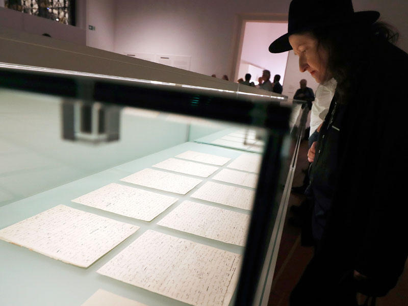 الناس ينظرون إلى المخطوطة الأصلية من 'المحاكمة' وهي جزء من المعرض فرانز كافكا