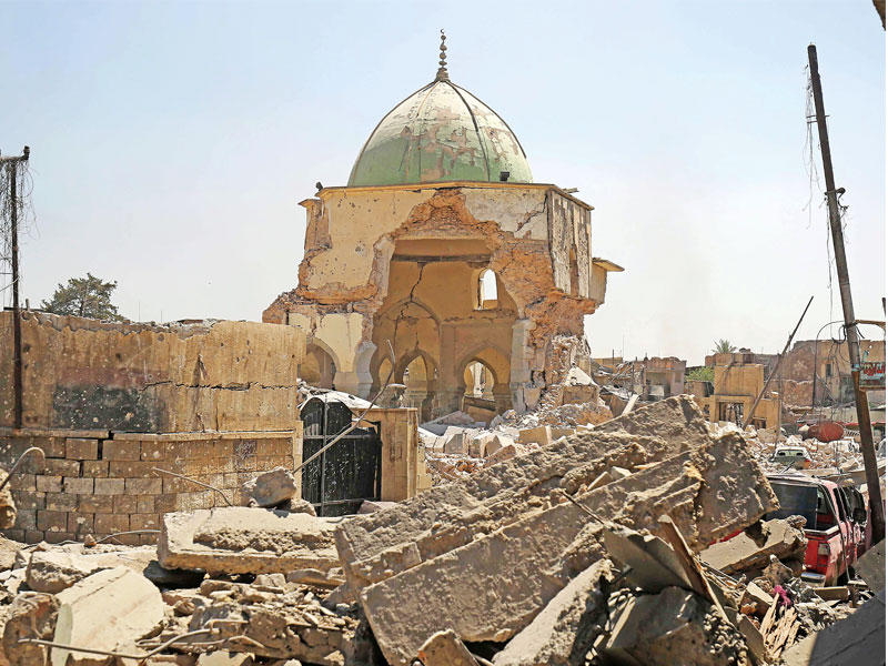 جامع النوري كما بدا أمس ويظهر حجم الدمار الذي حل به على أيدي عناصر «داعش»  (أ ف ب)