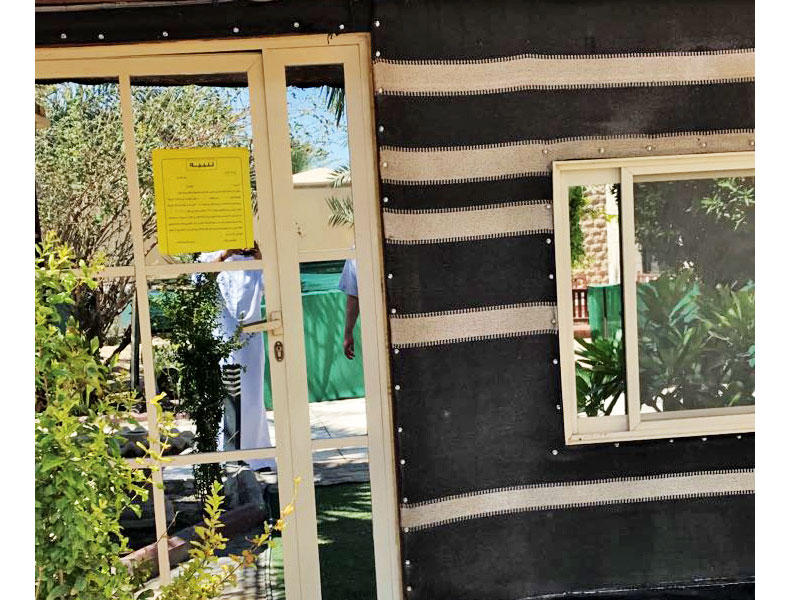 ملصقات إنذار لأحد الدواوين المخالفة