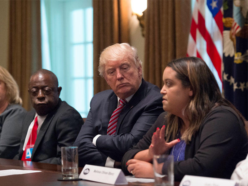 الرئيس الأمريكي دونالد ترامب يستمع أثناء اجتماعه مع ضحايا جرائم الهجرة لحثهم على إصدار تشريع مجلس النواب لإنقاذ حياة الأميركيين