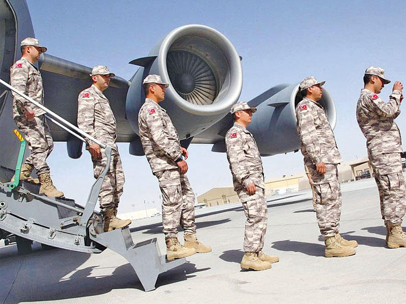 جنود أتراك يصلون إلى الدوحة الشهر الماضي (رويترز)