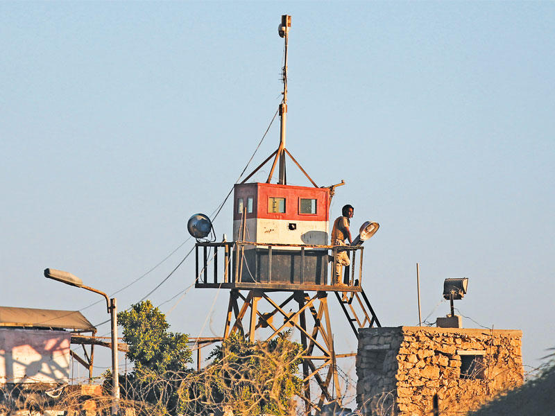 جندي مصري يقف في نقطة للجيش في الجانب المصري من بوابة مدينة رفح أمس الأول (إي بي أيه)