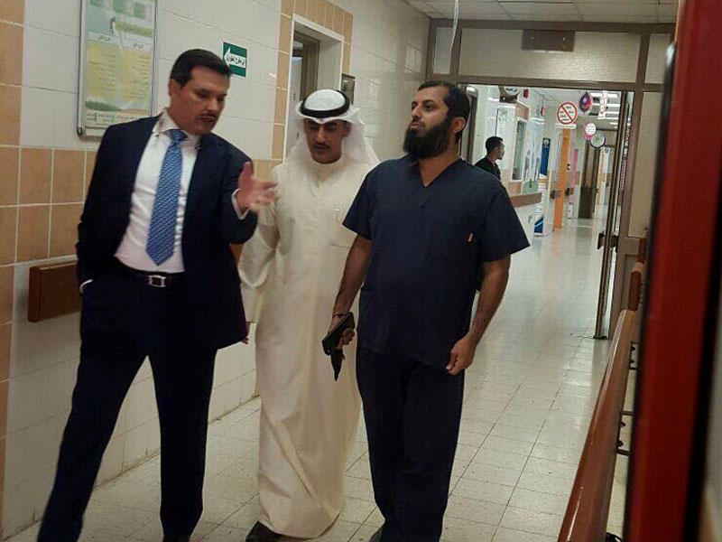 جانب من زيارة الحربي لأحد مراكز «سعد العبدالله»