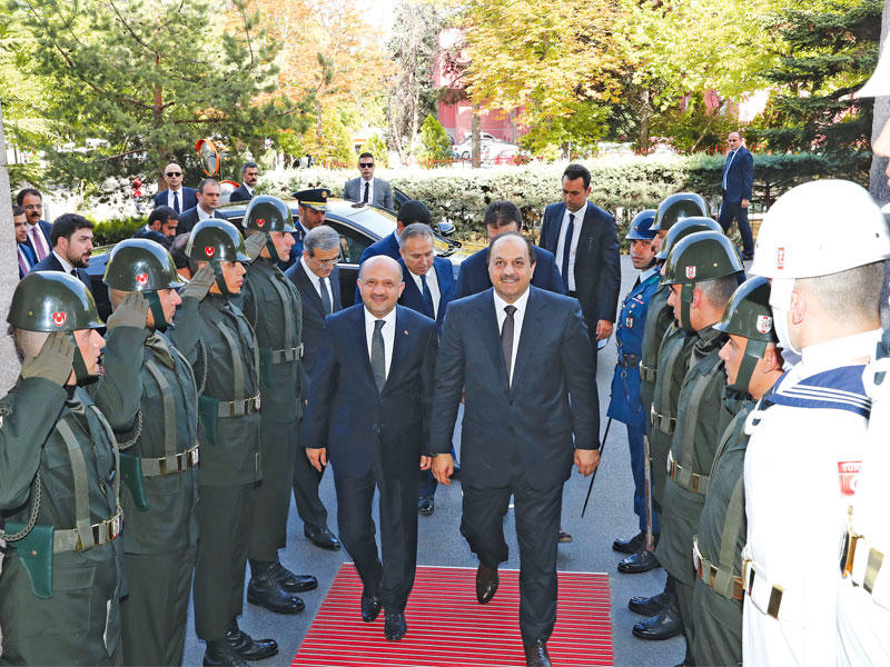 العطية ونظيره التركي لحظة وصولهما إلى مقر وزارة الدفاع التركية في أنقرة أمس (رويترز)n