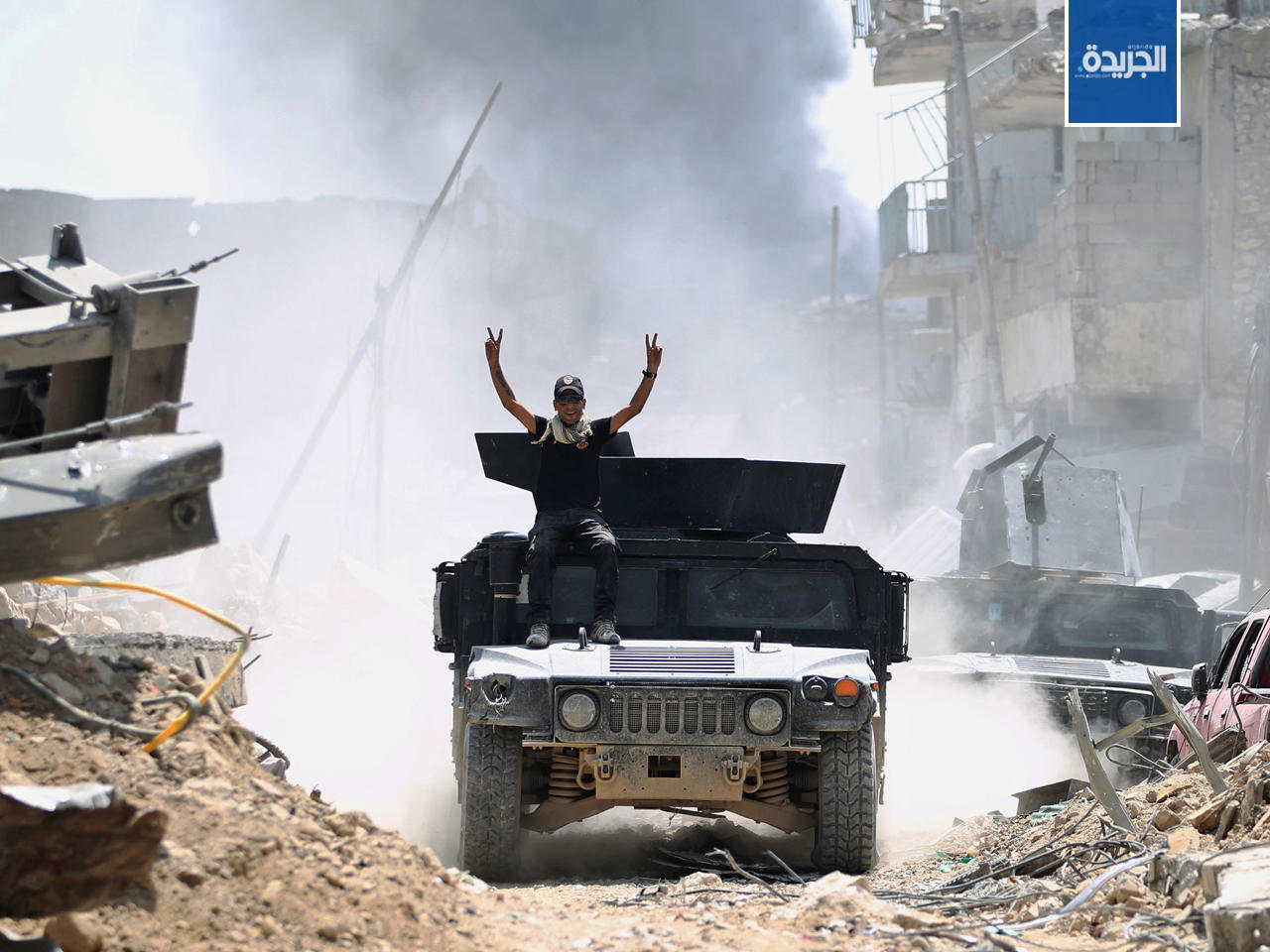 جندي تابع لقوات مكافحة الإرهاب العراقية يرفع علامة النصر في مدينة الموصل القديمة