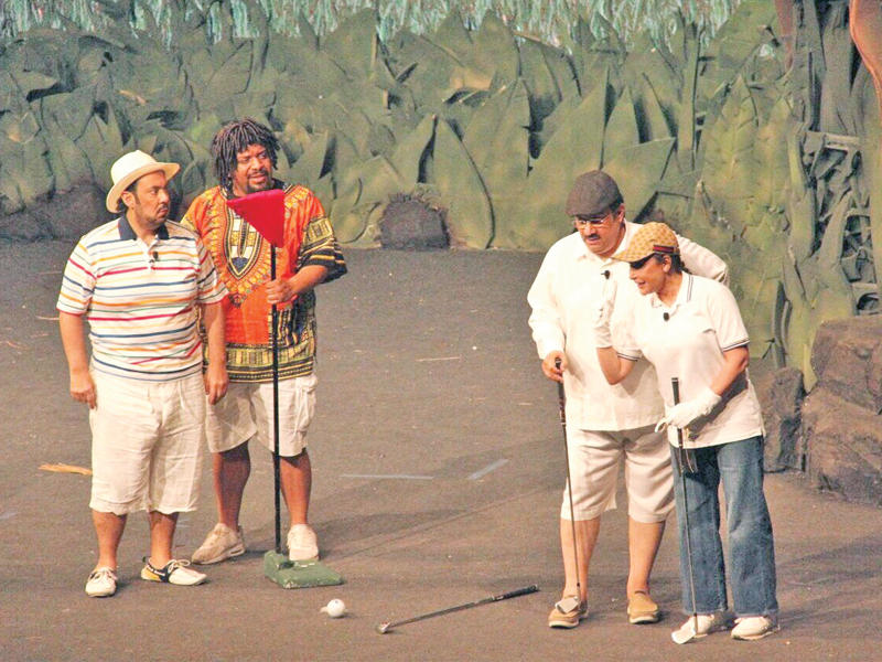 شهاب حاجية مع المسلم وأحلام حسن في مسرحية «جنوب إفريقيا»