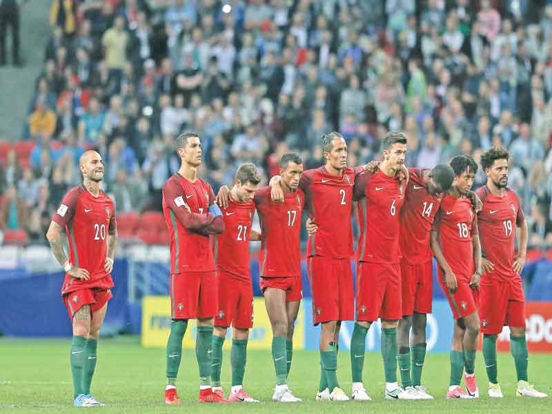 لاعبو المنتخب البرتغالي خلال المباراة الماضية أمام تشيلي في نصف النهائي