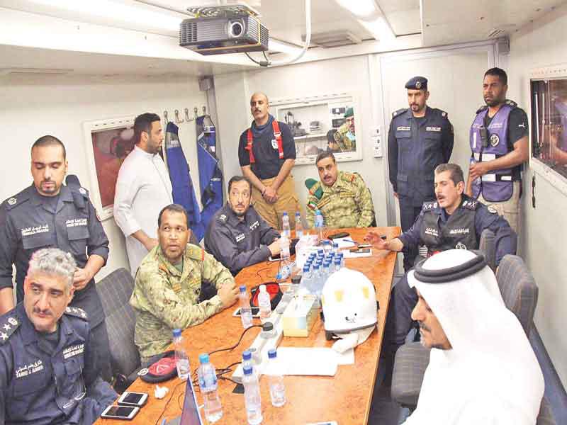 جانب من متابعة الإطفاء والحرس الوطني لإخماد الحريق