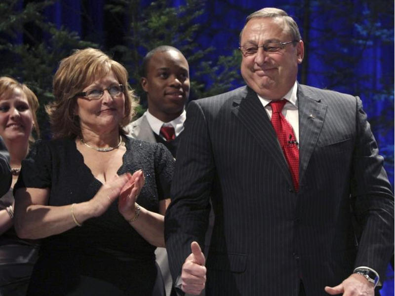 حاكم ولاية مين الأميركية بول لوبيدج مع زوجته