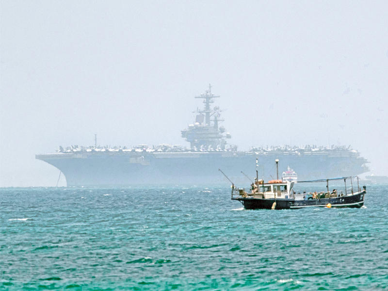 حاملة الطائرات الأميركية قبالة ميناء حيفا أمس (أ ف ب)