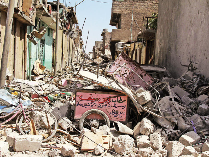 شارع مدمر بالكامل في الموصل (أي بي أيه)