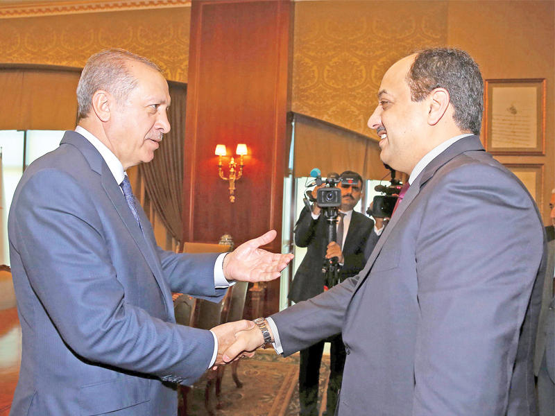 إردوغان مستقبلاً العطية في أنقرة أمس