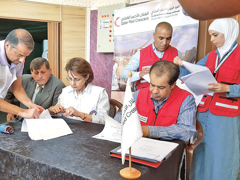 البرجس مع نظيرها القطري اثناء توقيع الاتفاقياتn