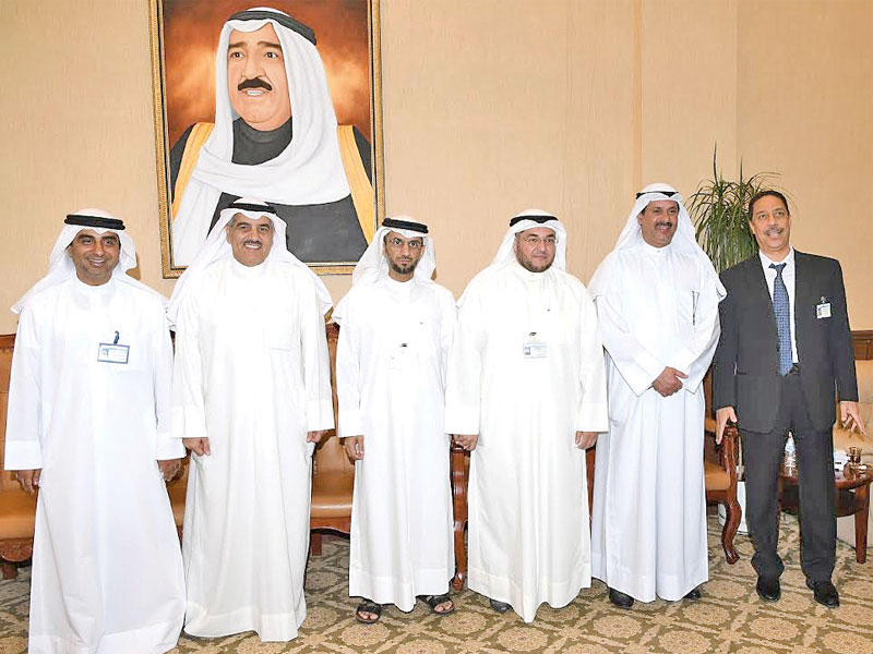 الأثري ونواب المدير في حفل استقبال المهنئين في العيد