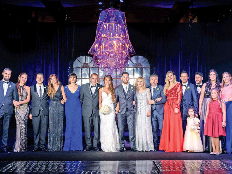 لقطة جماعية لبعض المدعوين إلى حفل زفاف ميسي 