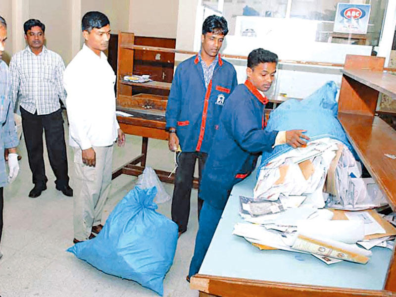 عمال فرز الرسائل في أحد مراكز البريدt(أرشيف)