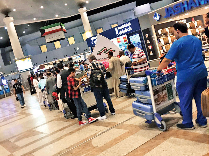 حركة عادية في المطار 