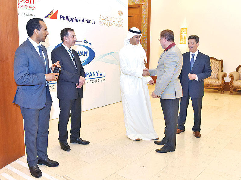 المناور خلال استقباله المدعوينn