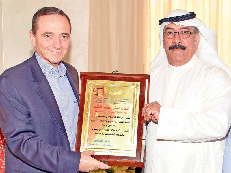 درع تقديرية مقدمة من عضو ممثلي الجالية الأردنية ماهر الناجي للسفير الكايدn