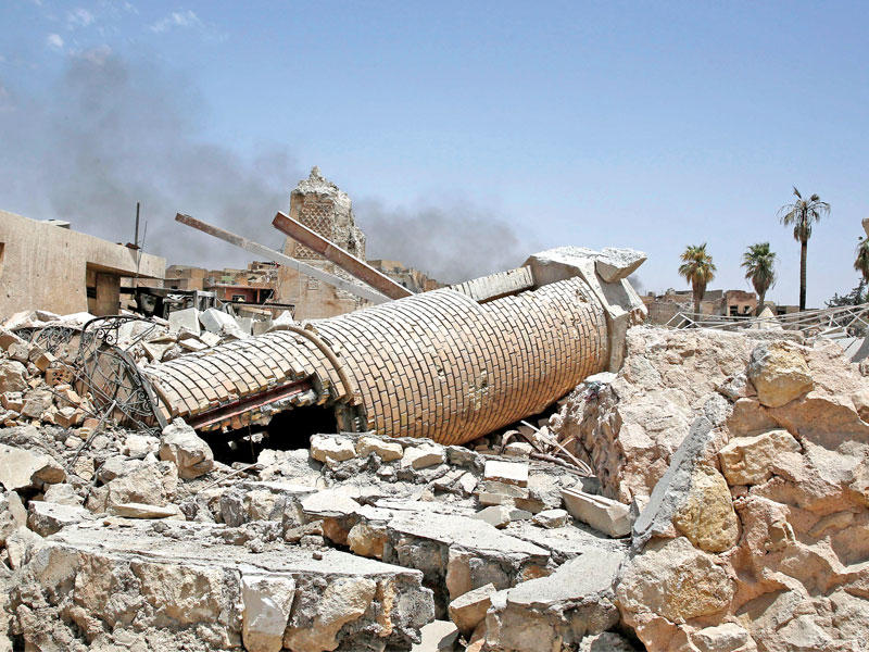 جزء من منارة الحدباء التي فجرها «داعش» بفناء جامع النوري الكبير في الموصل القديمة  اليوم (رويترز)