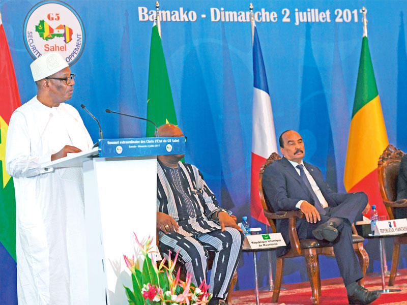 ماكرون مستمعاً لكلمة كيتا في باماكو  اليوم (أ ف ب)